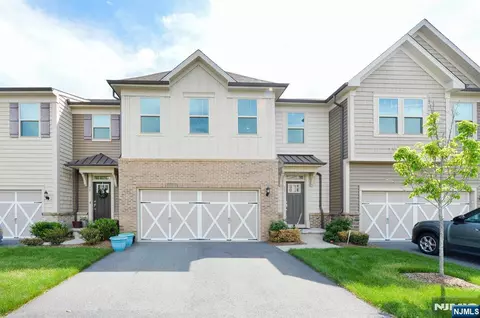 27 Winfield Dr #903, Woodcliff Lake, NJ 07677