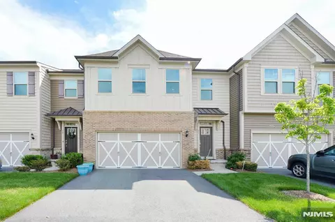 27 Winfield Dr #903, Woodcliff Lake, NJ 07677