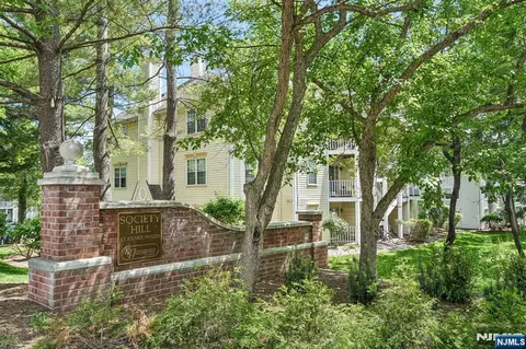 518 Holly Ct, Mahwah, NJ 07430