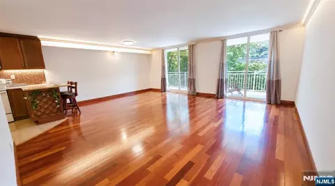 1055 River Rd #302, Edgewater, NJ 07020