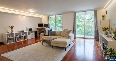 1055 River Rd #302, Edgewater, NJ 07020
