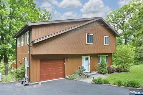64 Larchmont Dr, Hewitt, NJ 07421