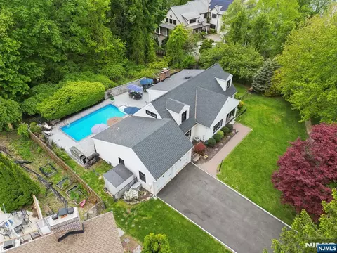 11 Auriemma Ct, Landing, NJ 07850