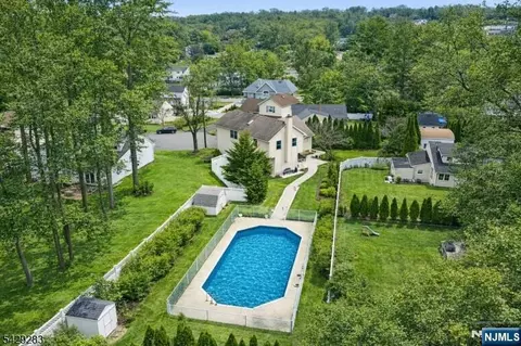 40 Catherine Ct, Cedar Grove, NJ 07009