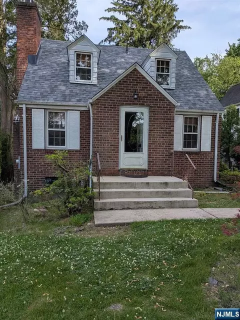 125 Eastview Ave, Leonia, NJ 07605