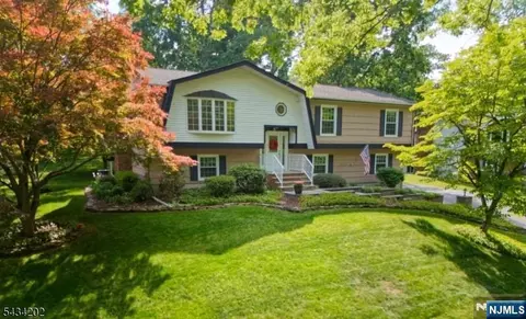 8 Edward Cir, Montville, NJ 07045