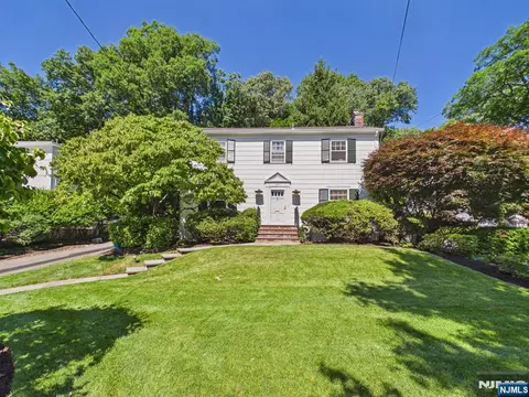 318 Beechwood Rd, Ridgewood, NJ 07450