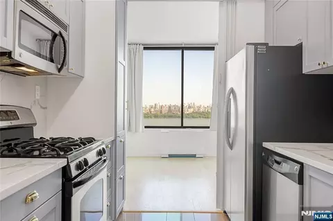 9060 Palisade Ave #404, North Bergen, NJ 07047