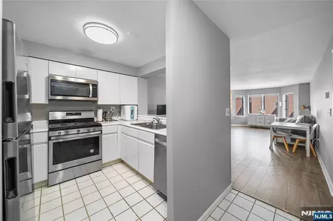 503 Hancock Ct #M503, Edgewater, NJ 07020