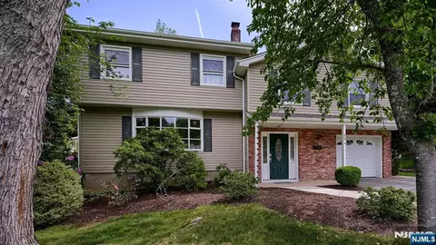 42 Stirling Ln, Wayne, NJ 07470