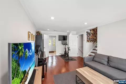 Entry Way - 364 Knickerbocker Rd, Cresskill, NJ 07626 photo 3 of 4