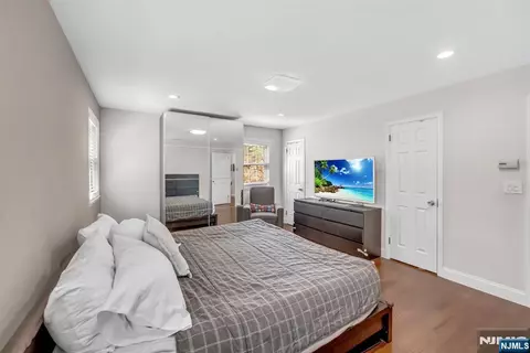 Bedroom - 364 Knickerbocker Rd, Cresskill, NJ 07626 photo 2 of 9