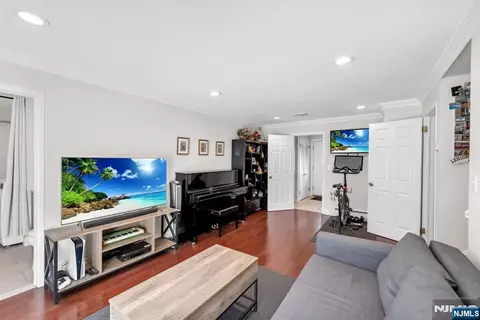 Entry Way - 364 Knickerbocker Rd, Cresskill, NJ 07626 photo 4 of 4