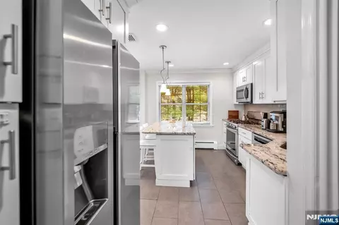 Entry Way - 364 Knickerbocker Rd, Cresskill, NJ 07626 photo 2 of 4