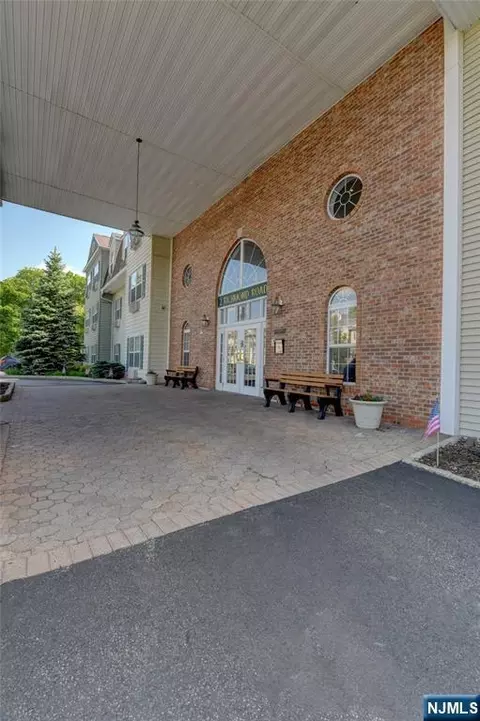 2 Richmond Rd #312, West Milford, NJ 07480