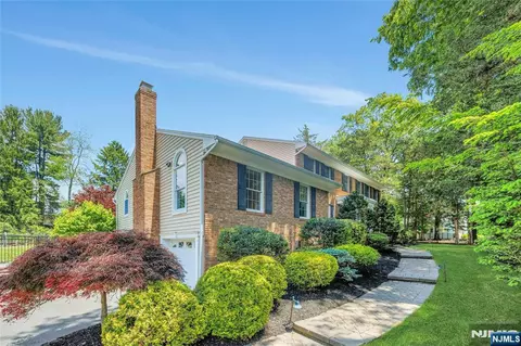 980 Briarwoods Rd, Franklin Lakes, NJ 07417