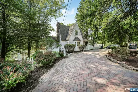 716 Colonial Rd, Franklin Lakes, NJ 07417