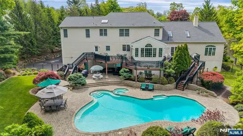 15 Skytop Dr, Denville, NJ 07834