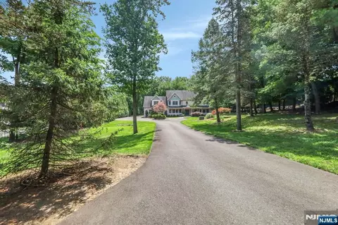 765 Colonial Rd, Franklin Lakes, NJ 07417