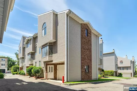 125 Roosevelt Pl, Palisades Park, NJ 07650