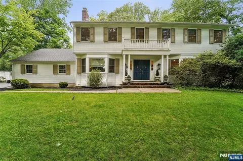 105 Deerhorn Ct, Saddle River, NJ 07458