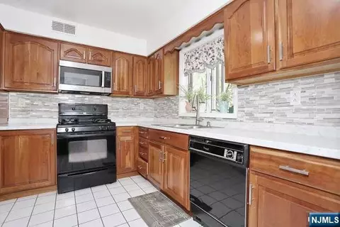 Kitchen - 290 Hamilton Pl #4, Hackensack, NJ 07601 photo 3 of 6
