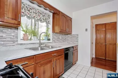 Kitchen - 290 Hamilton Pl #4, Hackensack, NJ 07601 photo 5 of 6
