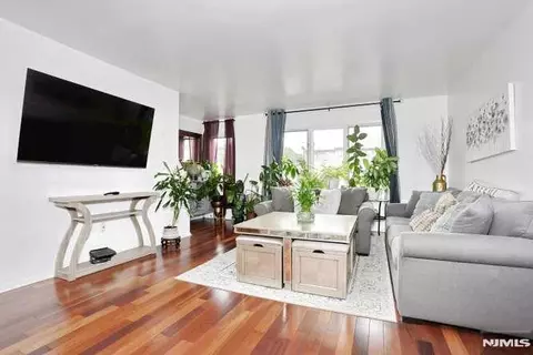 Living - 290 Hamilton Pl #4, Hackensack, NJ 07601 photo 2 of 4