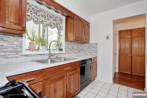 Kitchen - 290 Hamilton Pl #4, Hackensack, NJ 07601 photo 5 of 6