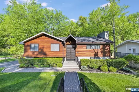 655 Floyd St, Englewood Cliffs, NJ 07632