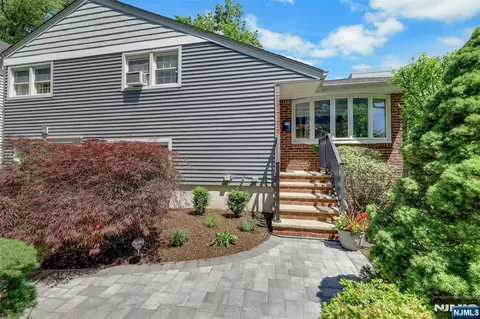 19 Thames Blvd, Bergenfield, NJ 07621