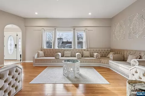 28 George St, Saddle Brook, NJ 07663