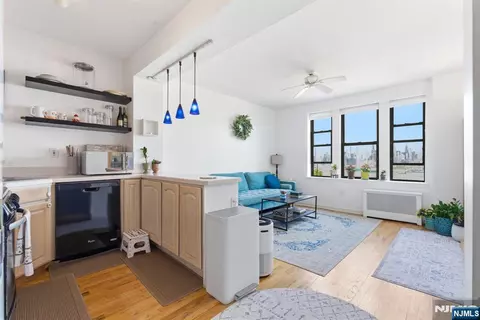 883 E Blvd #1F, Weehawken, NJ 07086
