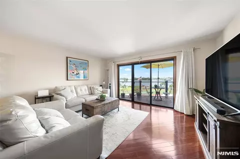 101 State Rt 5 #302, Edgewater, NJ 07020