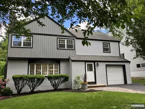 701 Sunderland Rd, Teaneck, NJ 07666