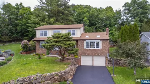 12 Rene Ct, Wayne, NJ 07470