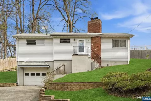 10 De Lazier Pl, Bloomingdale, NJ 07403
