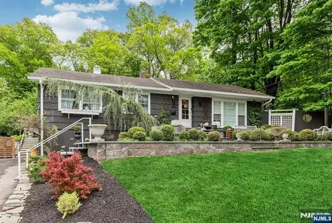 596 Wyckoff Ave, Mahwah, NJ 07430