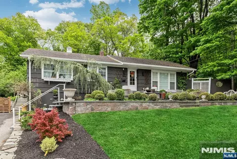 596 Wyckoff Ave, Mahwah, NJ 07430
