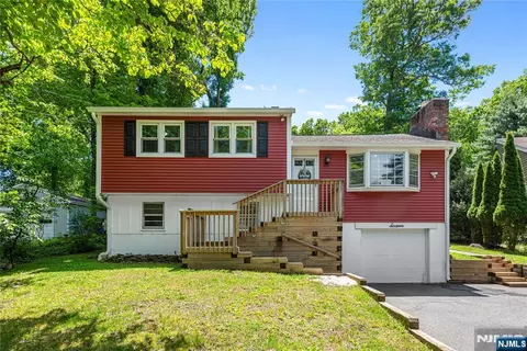16 Sioux Trl, Denville, NJ 07834