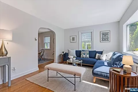 566 Barnett Pl, Ridgewood, NJ 07450