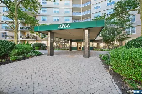 2200 N Central Rd #6U, Fort Lee, NJ 07024