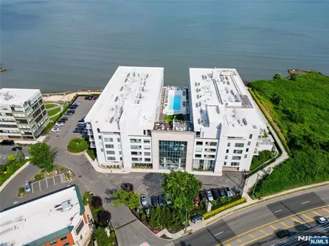 3 Somerset Ln #500, Edgewater, NJ 07020