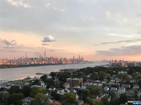 200 Winston Dr #2019, Cliffside Park, NJ 07010