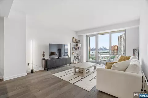 320 Adolphus Ave #911, Cliffside Park, NJ 07010
