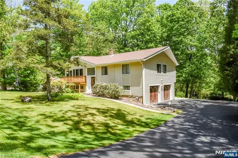 98 Gould Rd, Newfoundland, NJ 07435