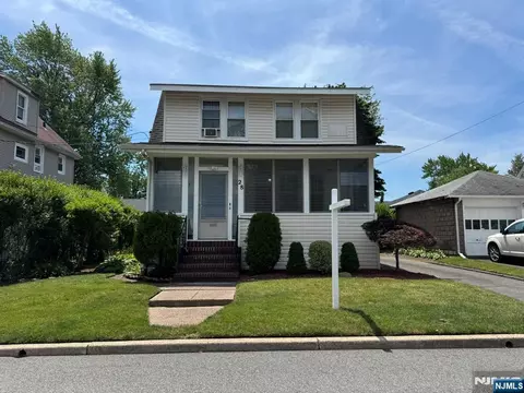 28 Van Houten St, Bergenfield, NJ 07621
