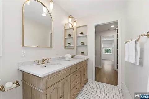 Bath - 508 Tether Ln, Paramus, NJ 07652 photo 3 of 5