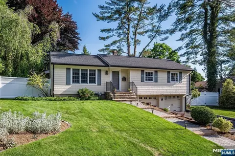 14 Clifford Dr, Park Ridge, NJ 07656