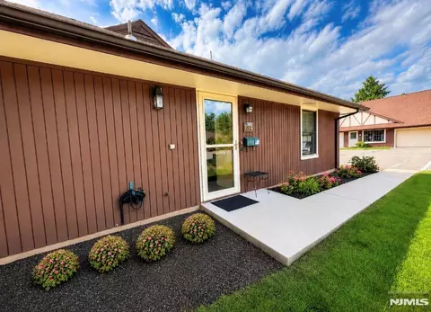 13 Tamaron Dr # -4, Waldwick, NJ 07463